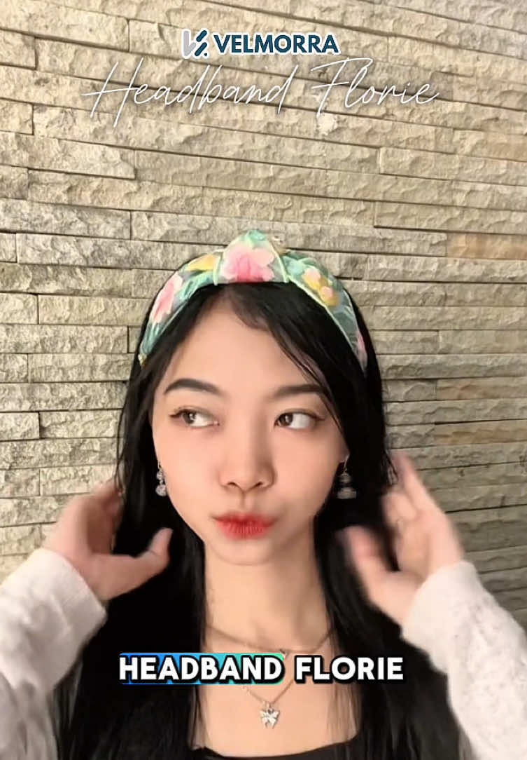 Mau foto-foto pas lagi liburan di tempat wisata tapi terlihat kurang fresh ? Cukup pakai “Headband Florie” satu sentuhan manis dengan detail motif bunganya yang cantik bikin kamu terlihat lebih fresh, awet muda dan siap buat mengabadikan momen kamu  🤗✨  Chekout sekarang dan lihat betapa cantiknya kamu pakai Headband Florie ini 🥰👇🏻❤️  #liburan #headband #aksesoris #hairstyle #OOTD 
