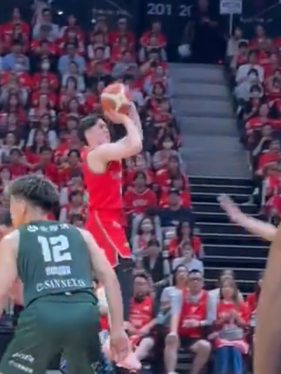 美しすぎるジャンパー💫...#千葉ジェッツ 所属の#瀬川琉久 がオープンなシュートを冷静に沈める🏀 #1on1 #バスケ #技 引用元︰_Ri5S2 様