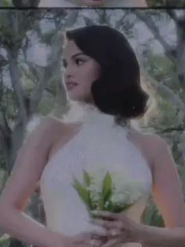 Selena Gomez é oficialmente a noiva mais angelical do mundo. 🤍✨ @Selena Gomez #fpy #foryou #selenagomez #selenator #selenators 