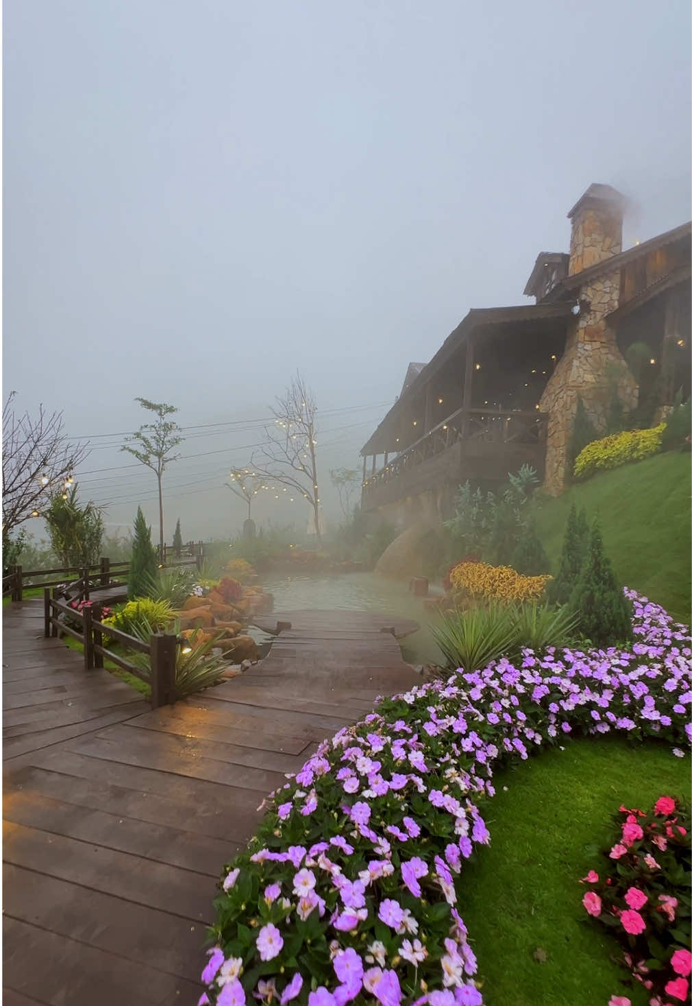 Có một ngôi nhà ngập trong sương!!! #Dalat #TiemcapheThacMay #ThacMay #Thacmaycaphe #thacmaytimduong #Viewdep #QuancaphedepDalat #thacmaydalat #thacmayvachill 