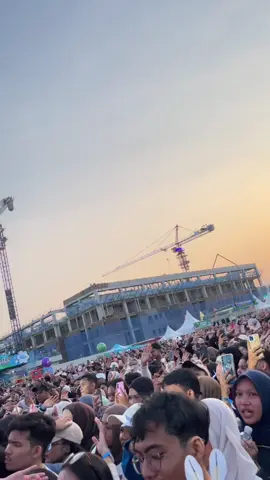 @CRSL Land Festival @nadin⋆.ೃ࿔*:･  nadin with sunset🦢💗 #crsl #crslconcert #nadin #nadinamizah #jogja 