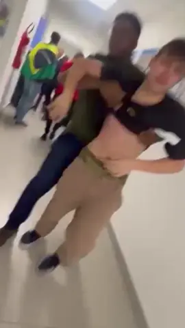 Assim age a esquerda com quem pensa diferente deles!