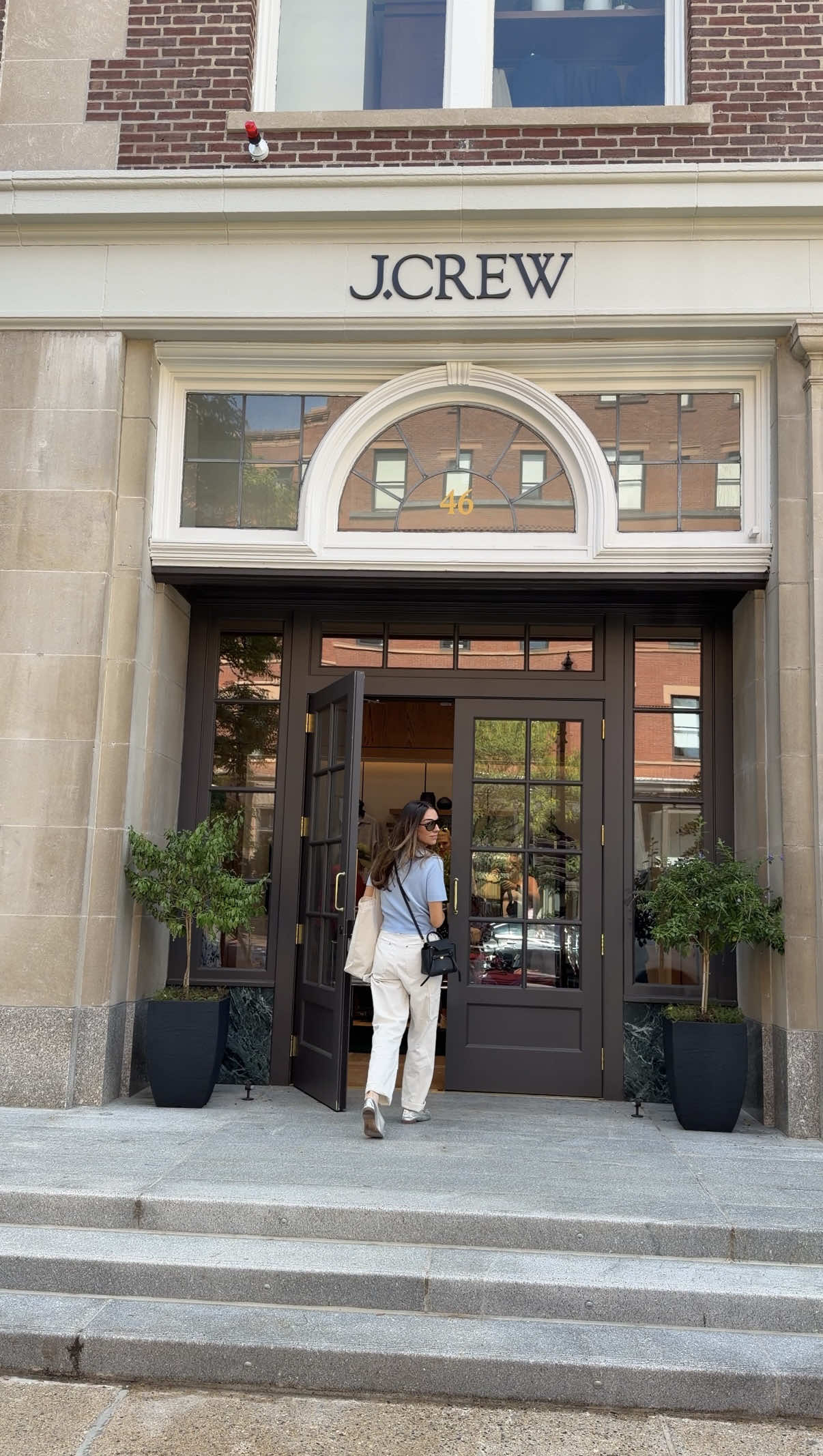 If you had told me back in high school I’d be invited to the opening of a @J.Crew store one day…seriously the most gorgeous store filled with everything your wardrobe needs for fall 🤎 #jcrew #newburystreet #bostontiktok 