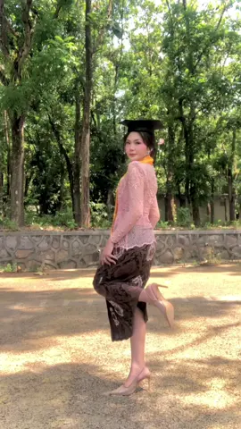 graduation fit check! finally wisUDAH🩷 #wisudaunnes 