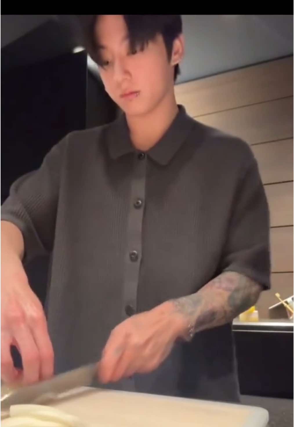 NO ONE LOOKS THIS H🥵T CUTTING ONIONS 🧅 #jungkook #jungkooklive #weverselive #bts #btsarmy