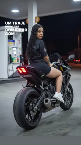 #trend#gemini Faça uma foto realista como se estivesse sendo tirada por outra pessoa em 4k, estou em um posto a noite, estou em cima de uma moto, com os dois pés levantados, a moto é uma (escolha a moto), estou vestida com os mesmos trajes da imagem (adicione uma imagem de corpo todo, e uma só do rosto), e nos pés um tênis TN branco a foto está sendo tirada por trás e eu estou olhando para trás também, estou sem capacete. não modifique o rosto.