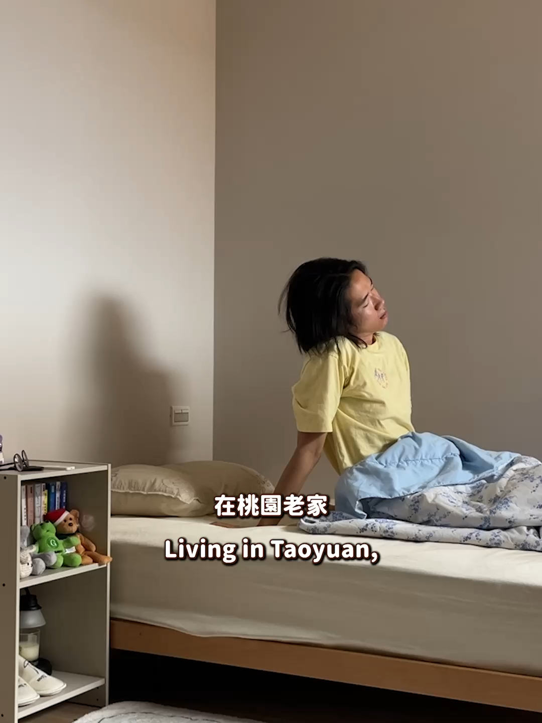 桃園老家生活の日子 🐻 Life in Taoyuan (My hometown) as a 26 y/o 睽違了五年吧，再次長住在桃園的老家，去紐約時把房間清很空，現在就是一張床一張書桌空空的 haha（家裏的冰箱最讚，滿滿吃的） It’s been around five years since I last lived in my home in Taoyuan. Back when I moved to New York, I cleared out my room, so now it’s just a bed and a desk, super empty haha. (But the fridge at home is the best, always packed with food!) 影片資訊放這！ ⌚️ 手錶是 @garmintw，型號是 vívoactive 6 📍咖啡廳是 @avocadocoffee_123 📍牛肉麵是 @_niushan 📍蛋白搖搖杯是 @bodygoalstw #taoyuanivlog#livingwithparent#桃園生活#桃園vlog