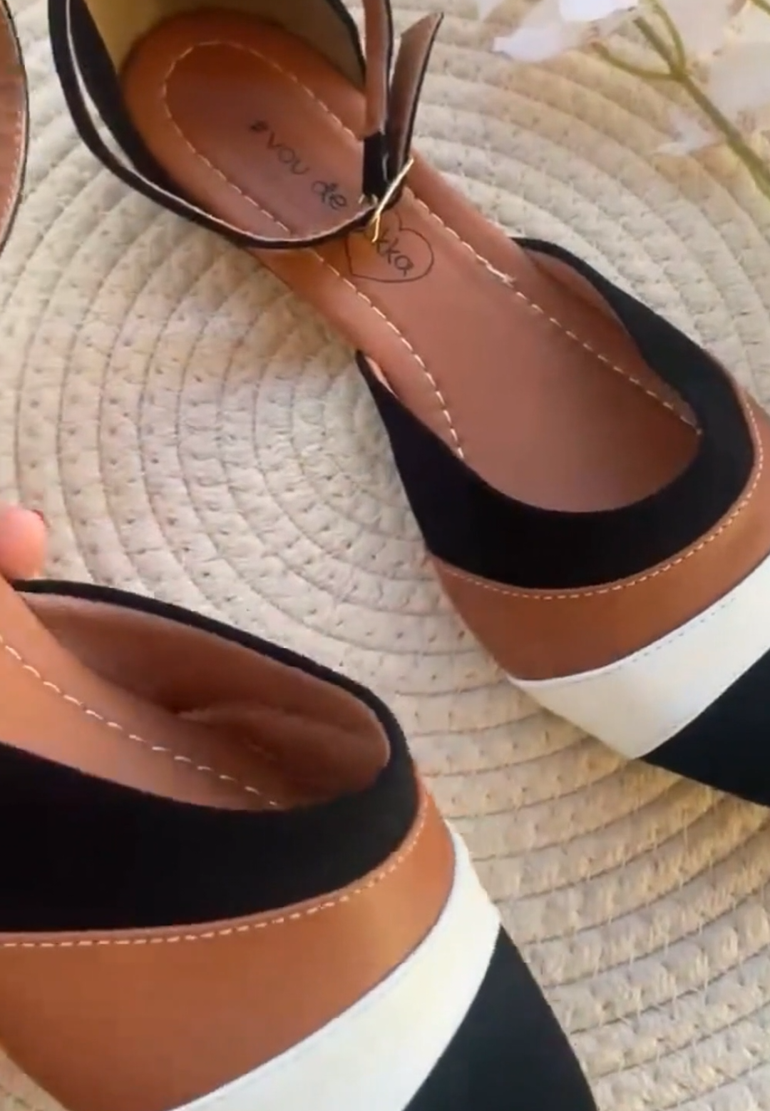 Sapatilha salome aberta feminina moda bico fino preto marrom branco sapato calçados rasteira 👠 Cole o ID na barra de pesquisa da Shopee id: BAJ-ZRG-CJP #sapatilha #sapatilhafeminina 