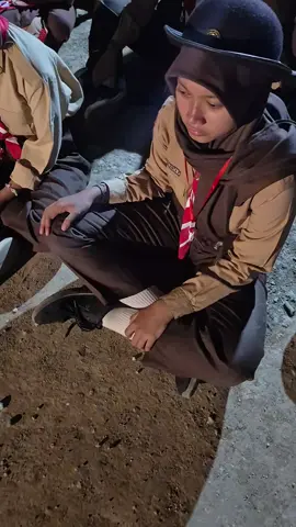 Kesurupan Dan Hipnoterapi Kejadian kesurupan dlm pemahaman saya pribadi hampir sama sprti org yg terhipnotis, terkena gendam. Perbedaannya adalah kesurupan terjadi dgn sendirinya akibat naiknya asam lambung yg disebabkan oleh kecapean, fikiran, atau kurangnya asupan makanan dalam lambung. Sedangkan gendam, hipnotis adalah kegiatan yg di sengaja dgn tujuan baik maupun buruk. Dan semua akan sembuh dgn sendirinya ketika manusia kembali ke alam kesadaran ( alpha ) . Waktu kesembuhan setiap orang berbeda, tergantung seberapa dalam mereka memasuki alam bawah sadar, jd ketika kasus kesurupan, lama tdk nya mereka sembuh tergantung penanganan awal.. mohon maaf ini hanya pendapat pribadi saya.. #kesurupan #gendam #hipnosis #fyppppppppppppppppppppppp #videoviral 