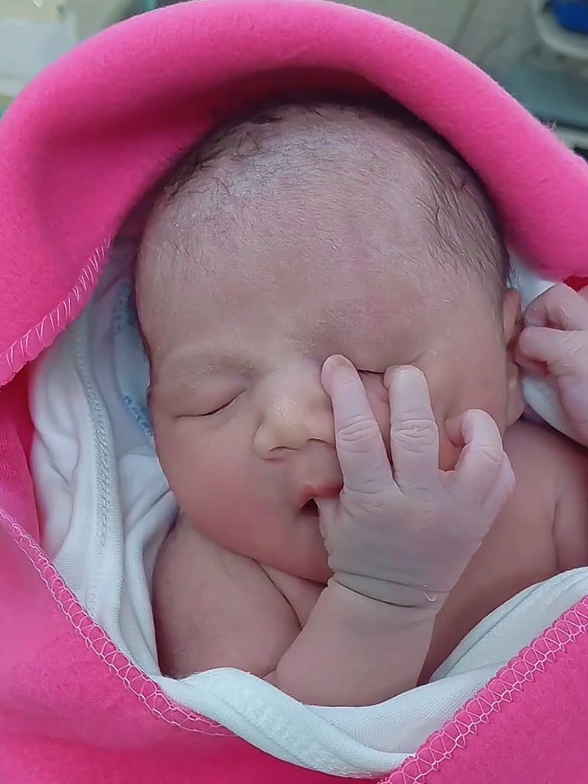 New babyborn looks ❤️ very beautiful ❤️ thick baby ❤️ chewing finger in mouth 👄 looks cuteness 💞 little angel 💗❤️#newbornbaby #cutebaby #LittleAngel #cutebabyface #foryou 