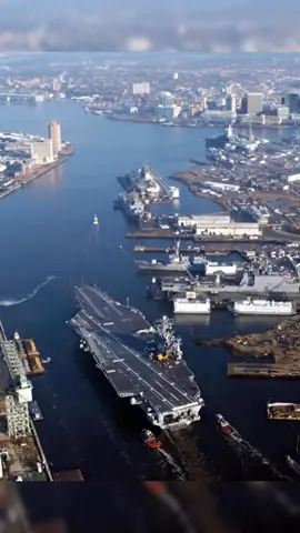100,000 Tons Squeezing Through a City 🤯 | US Aircraft Carrier Watch a US Navy aircraft carrier—a massive, 1,092-foot floating city—transit the narrow Elizabeth River past the Norfolk Naval Shipyard and city skyline. Nothing prepares you for the sheer scale! 🇺🇸 #AircraftCarrier #USNavy #Norfolk #NavalBase #NavalPower