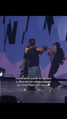 ngawur wisan nih seokgyu, ini cuma di pegang langsung mlehoy bener2  SVT t nya Tangan ajaib 😭😭 cr x/gyumedia #seventeen #svt_tour_new #mingyu #dkseventeen 