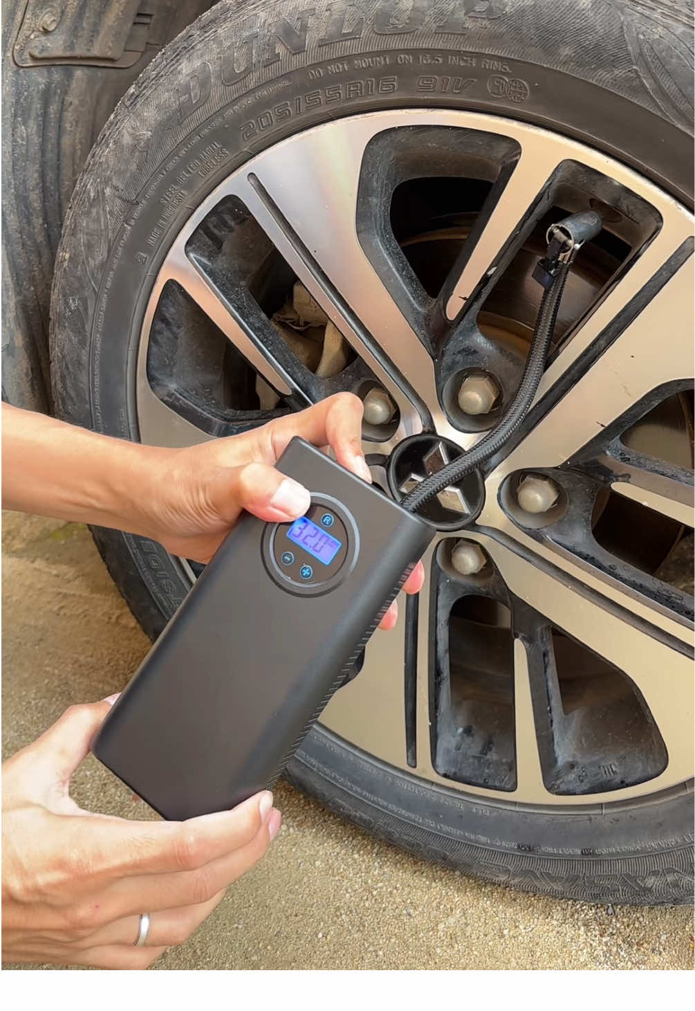 Pompa ban motor dan mobil electric portable bikin perjalanan jauh lebih aman. Ban kempes? Nggak perlu panik! Tinggal colok, tekan tombol, dan ban terisi dalam hitungan menit. Alat kecil, manfaat besar untuk darurat di jalan.  #pompabanportable #pompabanelektrik #pompaangin #wibgajian 