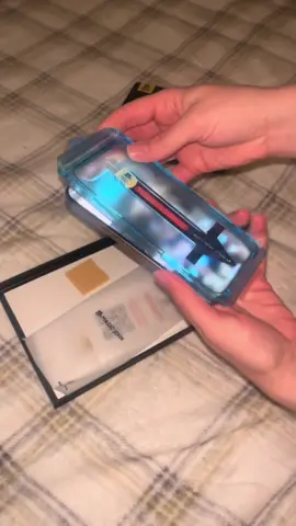 The easiest to put on screen protector #iphone #screenprotector #crackedscreen #technology #techtok 