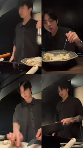 hari Minggu ku rebahan di kamar sambil lihat si bontot masak dan makan😁💜💜 #army #capcut #jungkook #bts_official_bighit #happyweekend 