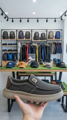 Sepatu Cowok, Apa yang terjadi jika kenyamanan maksimal dan desain tangguh digabungkan? Anda sedang melihatnya. Sepatu Cowok #sepatucowok #sepatucowokkeren #sepatupanarybody #sepatusneakerscasual #OOTD 