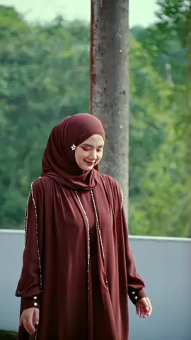 Siluet yang tenang, warna mahoganny yang dalam, berpadu dengan alunan lagu Arab yang mendayu… ✨ Abaya Mecca hadir dengan vibes estetik yang bikin setiap langkah terasa penuh pesona dan elegan. #RadesFashion #AbayaMecca #CinematicMuslimah #SyariElegan #OOTDMuslimah
