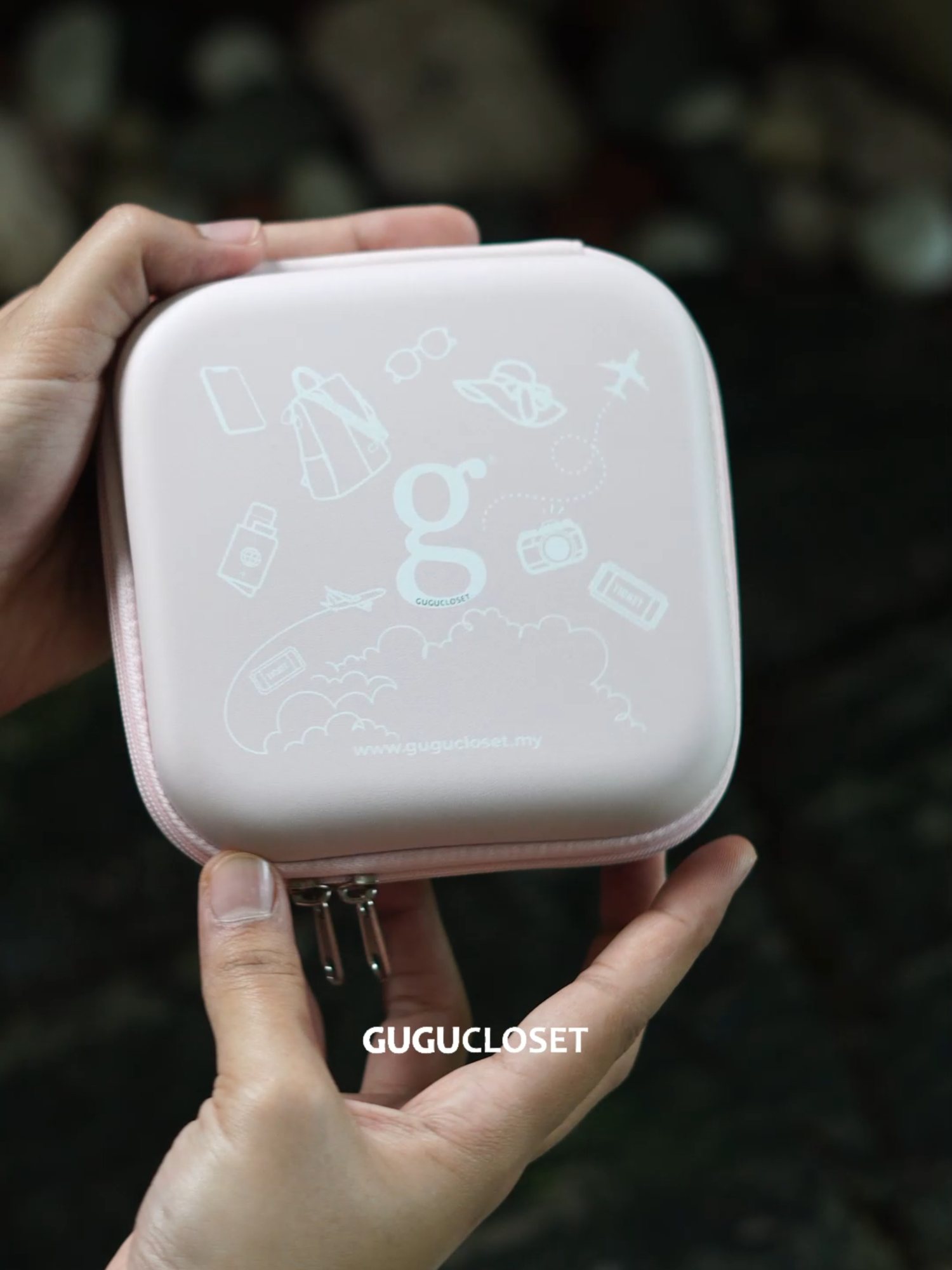 Travel tanpa serabut wayar? Yes please! 🔌💖  Charger Box comel ni siap ada 2 warna, pilih je mana korang suka ✨ #chargerboxbygugu #gugucloset #handbagtiktok #fyp #gugu05