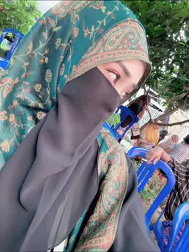 dua orang bahagia semua orang sibuk merayakan 🙂‍↔️