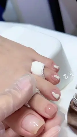 Ai đâu nghĩ được rằng sự kết hợp trắng và kim tuyến cực kì xinh đẹp #nails #nail #matmeo #songel #nailsxinh_moingay    