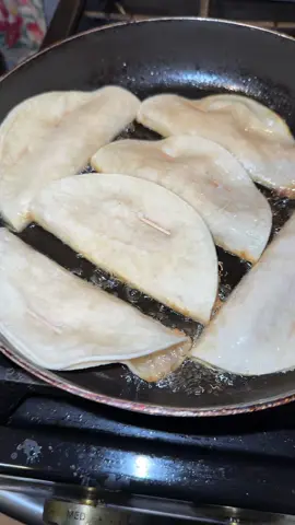 #Quesadillas #con #consome #ypatitas de pollo 🤤🤤😋😋😋