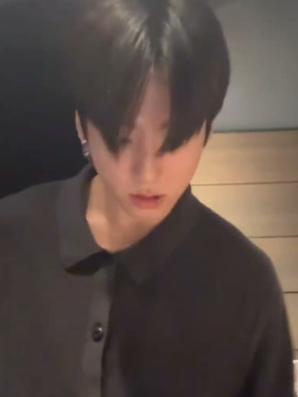 JK's live on weverse .... he made omelet, toast and strawberry jelly 💜🤴🏻💜 #btsarmyforever #jungkook #weverse #goldenmaknae #jeonjungkook 