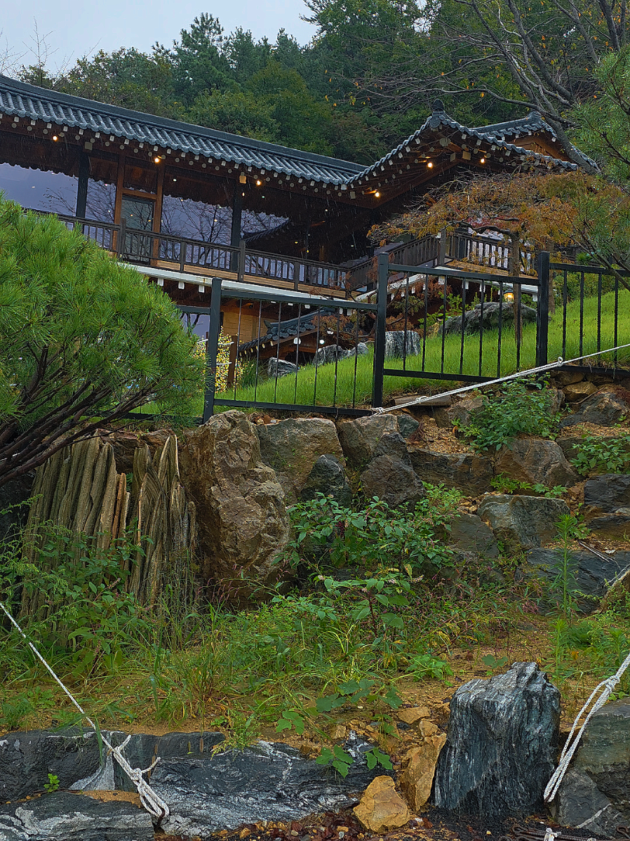 신상한옥카페 버치베이커리 돌담길을 따라 흐르는 폭포수와 정원 시골뷰의 풍경이 아름답습니다. 2025.9.28 #신상카페 #화성카페 #한옥카페  #비오는날 #travelkorea 