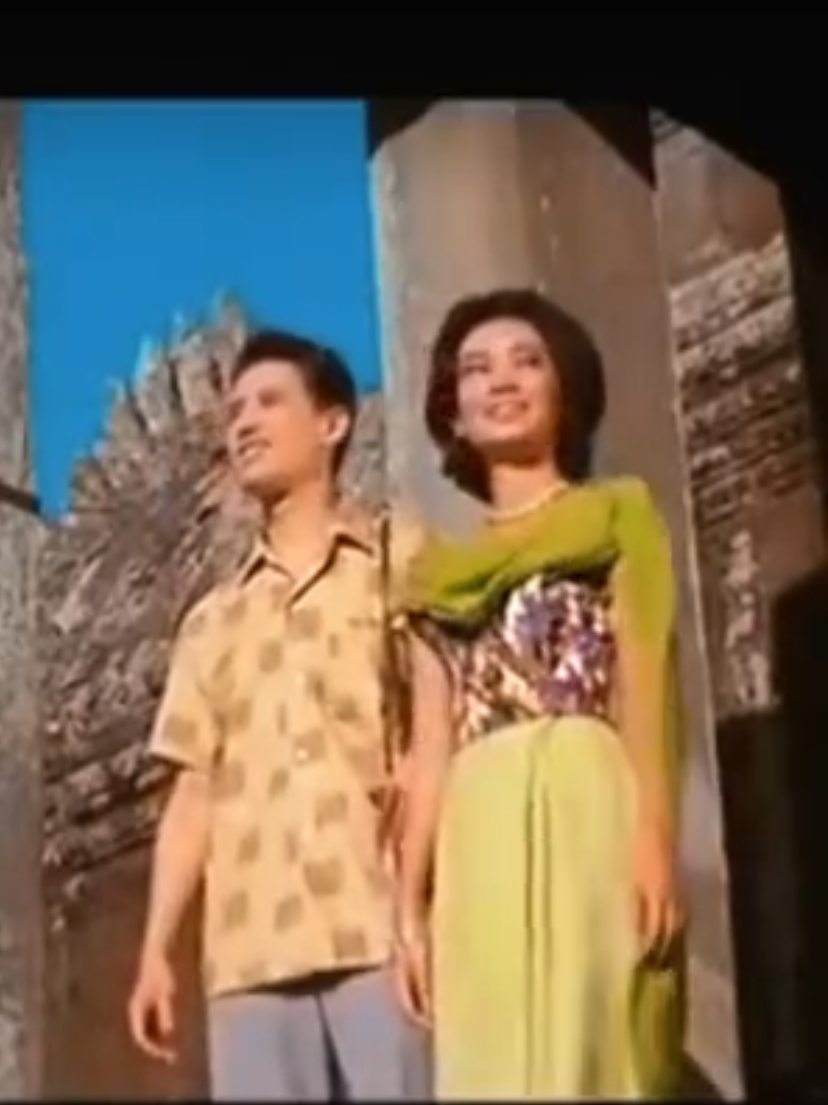 ឈុតខ្លី ក្នុងភាពយន្តហុងកុង ថតនៅរមណីយដ្ឋានអង្គរ ឆ្នាំ១៩៦៣ ។ [千里姻缘一线牵] 经典香港老电影 The Girl from Phnom Penh 看看电影中 60-70年代的柬埔寨 #吴哥窟  医生王家骐到柬埔寨旅游时,结识了当地侨女林丽明,丽明对家骐一见倾心,陪伴他到处游玩。家骐返港时,丽明毅然同机前往。前来接机的家骐女友惠英见二人关系热络,醋意大发,家骐只得百般劝慰。。。