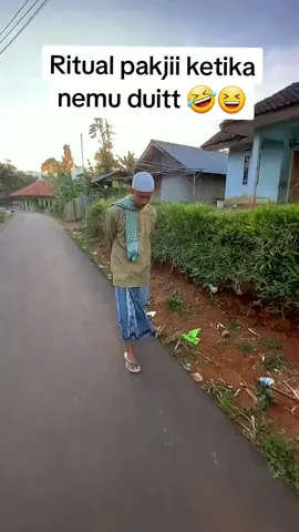 Kelamaan pakjii jogetnya 😆😂#fypviral #komedilucu #komedikocak #hiburantiktok #guyonsetra 