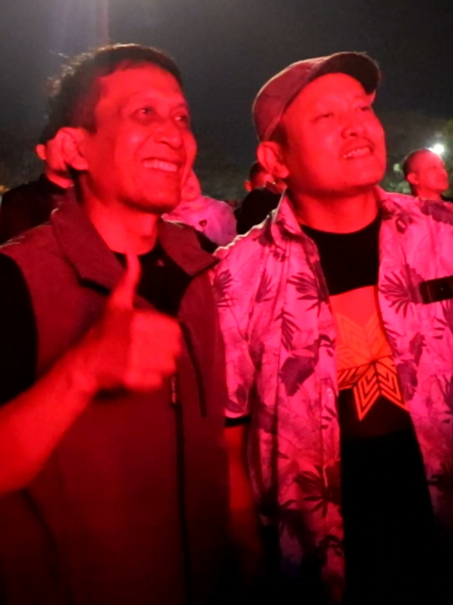 Sabtu malam, Stadion Letjen H. Soedirman berubah jadi lautan manusia.  Ribuan sorot lampu ponsel berkelip, menyatu dengan lantunan tembang emas Dewa 19 yang membawa semua hanyut dalam nostalgia. Dari “Kangen” hingga “Kamulah Satu-satunya”, 13 ribu suara pecah jadi satu harmoni.  Bukan hanya musik, malam ini juga jadi momen reuni hangat Forkopimda dan warga, berbaur menikmati energi panggung bersama. Dari Andra and The Backbone hingga Iksan Skuter, semua hadir menambah semarak festival. Malam itu, Bojonegoro tak sekadar kota musik—tapi kota kebersamaan, persaudaraan, dan kenangan. #PlayMusicFestival2025 #BojonegoroBergema #MalamNostalgia #setyowahono 