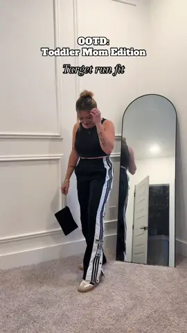 Track pants on for when I have to chase after my toddler 😅😅 #momootd #momlife #toddlermom #styling #stylingtips 