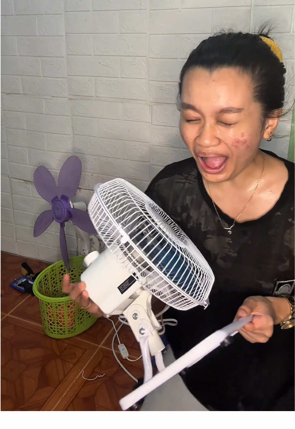 💨 Looking for a small but powerful electric fan? 🌬️ ✔️ 10” heavy-duty metal blade ✔️ Perfect na desk fan or pang-room ✔️ Compact pero malakas ang hangin! #electricfan #floorfan #deskfan #industrialfan #astronelectricfan 