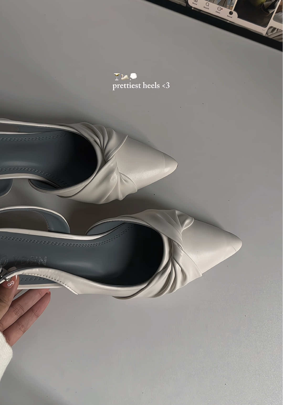 Why don't you have this pair of heels yet😭? Soft and super comfy to wear🦢. #heels #sandals #kittenheels #vden #vdenshoes 