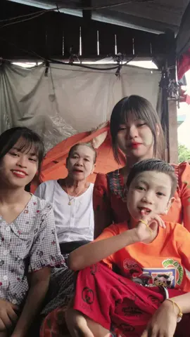 ဖွားကြီးလှနေလို့..🤭🥰