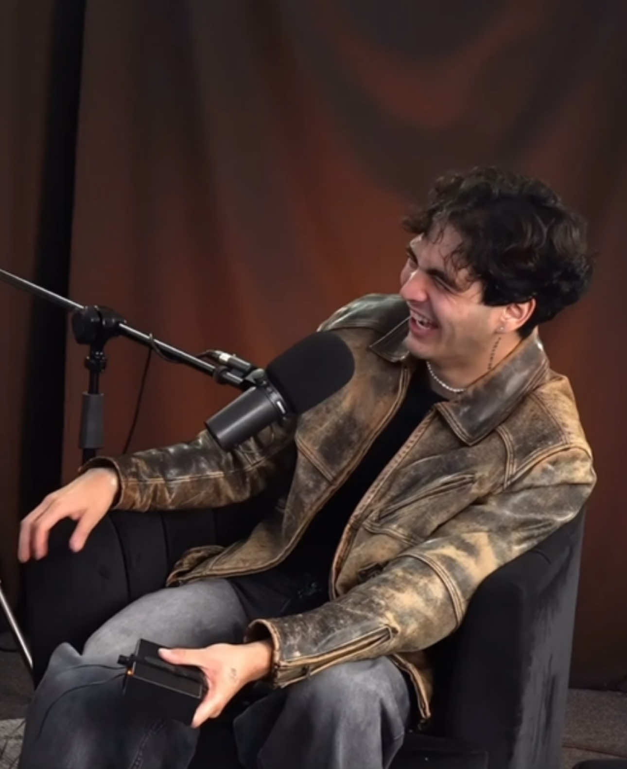 ¿Trato de princesa o mínimo indispensable para las uñas de tu novia? #5comentarios #alejandrosago #luischaparro #zerme #tratodeprincesa 