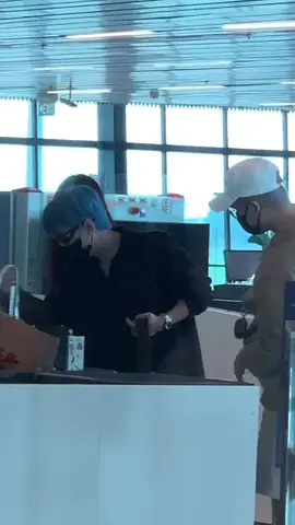 Chị Ngân: ủa Hùng túi chị mà  🐼: cho e mượn xíu coi  😂😂😂 ©️: im.annhdao #quanghungmasterd #muzik 