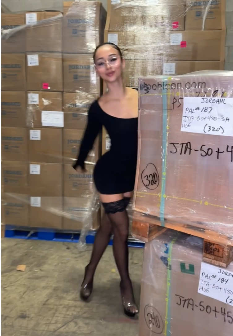 What would you do if this happened during your warehouse shift?? 👀  #warehouselife #forklift #workingwoman #bluecollarbabe #bosslady 