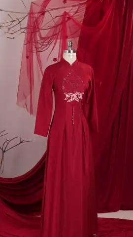 “Áo dài đỏ chữ Hỷ thiêu hoa nổi – biểu tượng của hạnh phúc, sang trọng và may mắn.” #doribridal #aodaidepcainuoc #aodaithietkecamau #aodaitruyenthongcamau #xuhuongcodau2025 