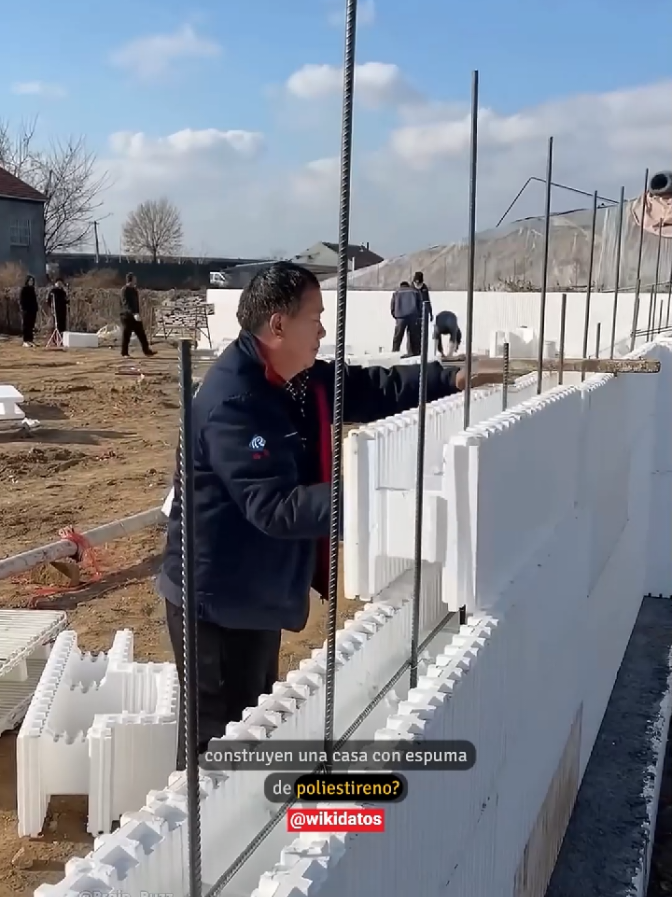 Casa De Espuma. Construir con bloques de poliestireno rellenos de hormigón (ICF) es una técnica moderna que combina rapidez, resistencia y aislamiento térmico. El poliestireno no queda a la vista: se reviste, protegiendo la estructura y logrando casas más duraderas y eficientes en energía. #SabiasQue #curiosidades #casa #construccion #espuma 