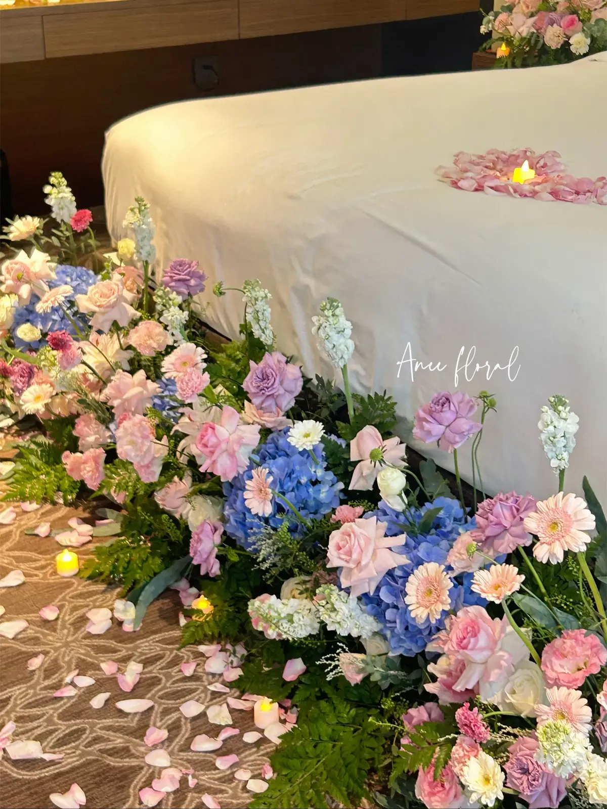 Tone hoa tươi sáng cùng ánh đèn vàng ấm áp 💗#xuhuong #hoatuoihanoi #trangtriphongcuoi #decorphongngu #wedding 