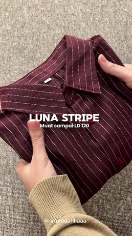Definisi effortless slay ada di kemeja maroon 50ribuan ini. 😭 Gila, Luna Stripe udah fitted tapi LD sampe 120 available?! Cek out sekarang sebelum sold out bestie! 🏃‍♀️💨 (FYI: Harga bisa berubah, ya!) #lunastripe #kemejafitted #maroon #gajiansale #promoguncang1010 