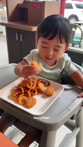 Kemarin waktu perjalanan ke bandung, arlo gak mau makan belel yg udah dibawain huhu.. akhirnya papa ngga lewat mbz & cari rest area, beli makanan yg udh pasti ao mau makan yaitu kentang🤩