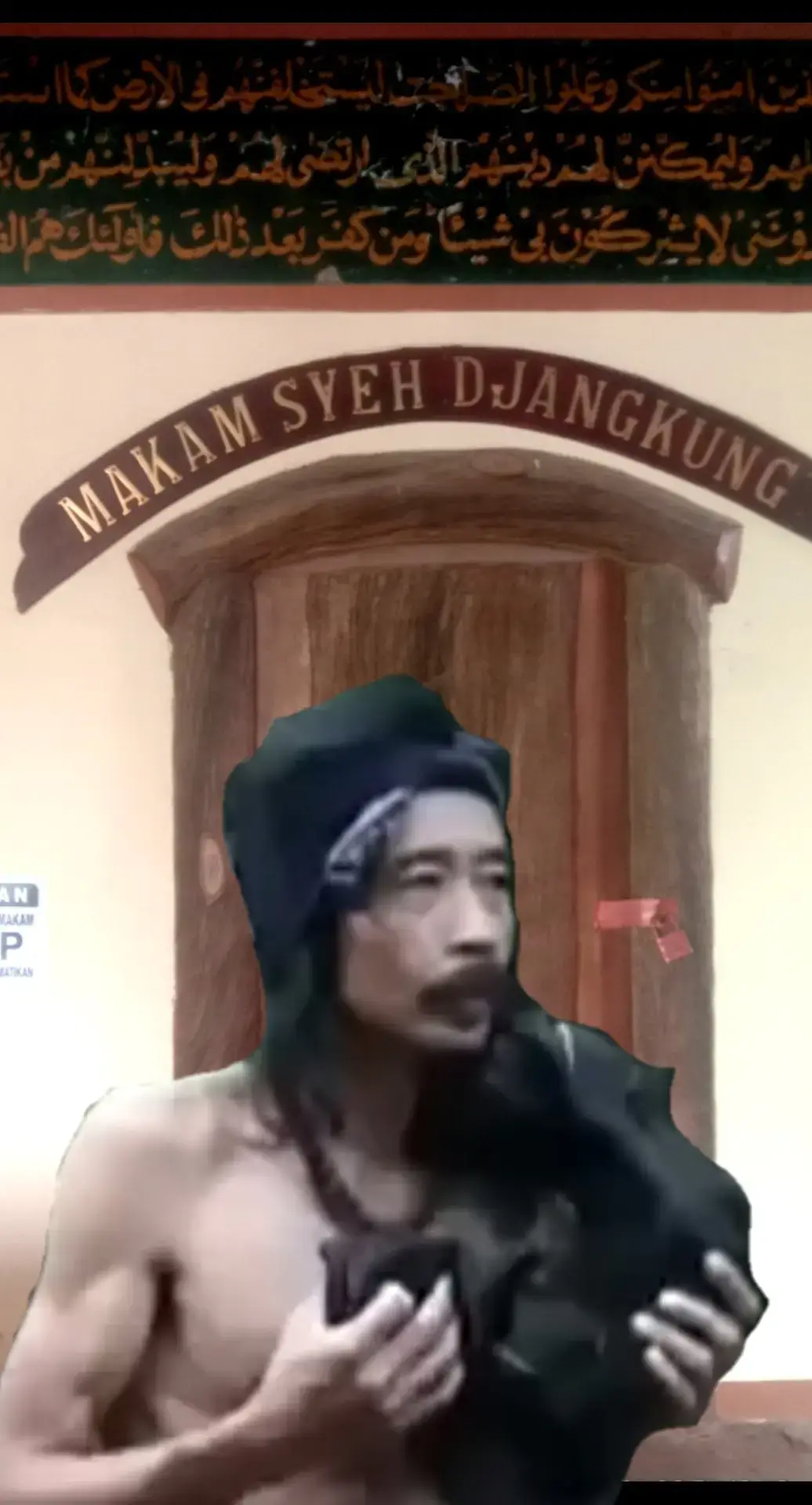 Sahabat semua, pada kesempatan kali ini kita akan menelusuri sebuah tempat bersejarah yang penuh dengan nilai spiritual dan kisah teladan, yaitu makam Syeh Jangkung atau Saridin Makam ini tidak hanya menjadi tujuan ziarah masyarakat sekitar, tetapi juga banyak dikunjungi peziarah dari berbagai daerah di Indonesia. Sosok Syeh Jangkung atau Saridin dikenal sebagai seorang ulama besar yang masih memiliki hubungan erat dengan para Wali Songo, terutama Kanjeng Sunan Kalijaga, yang disebut sebagai guru beliau Nama asli beliau adalah Saridin, namun masyarakat lebih akrab menyebutnya sebagai Syeh Jangkung. Julukan 