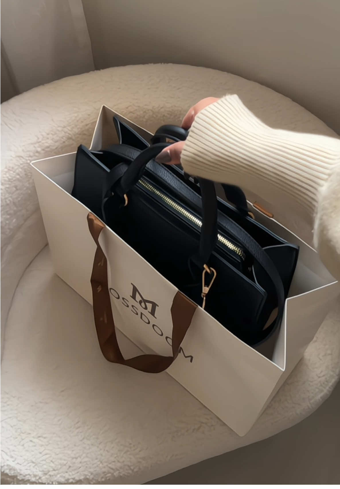 GIRLS DON'T SLEEP ON THIS BAG PLS!! 😩 Mossdoom's Naomi Bag #naomibag #mossdoom #handbag #shoulderbag #slingbag