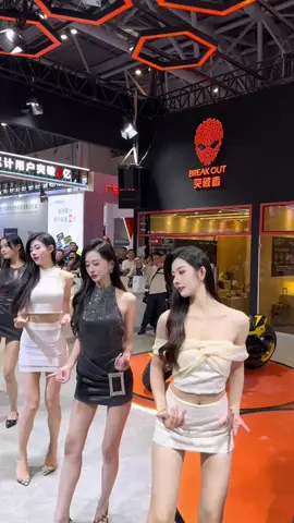 Shared with those who don't give you a perfunctory look is Chongqing Motorcycle Expo #Beauty Car Model #Motorcycle Expo Dachangxia #Exquisite Figure 