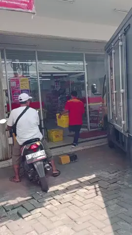 semangat nya luar biasa mas nya karyawan Alfamart disabilitas,semoga selalu di kasih kesehatan dan panjang umur,aamiin #alfamartmekarsarirajegkabtangerang 