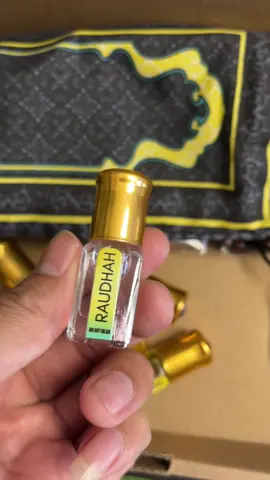 Paket hemat parfum arab untuk sholat aneka aroma khas untuk sholat. #parfumarab #paketparfumarab #paketsajadah 