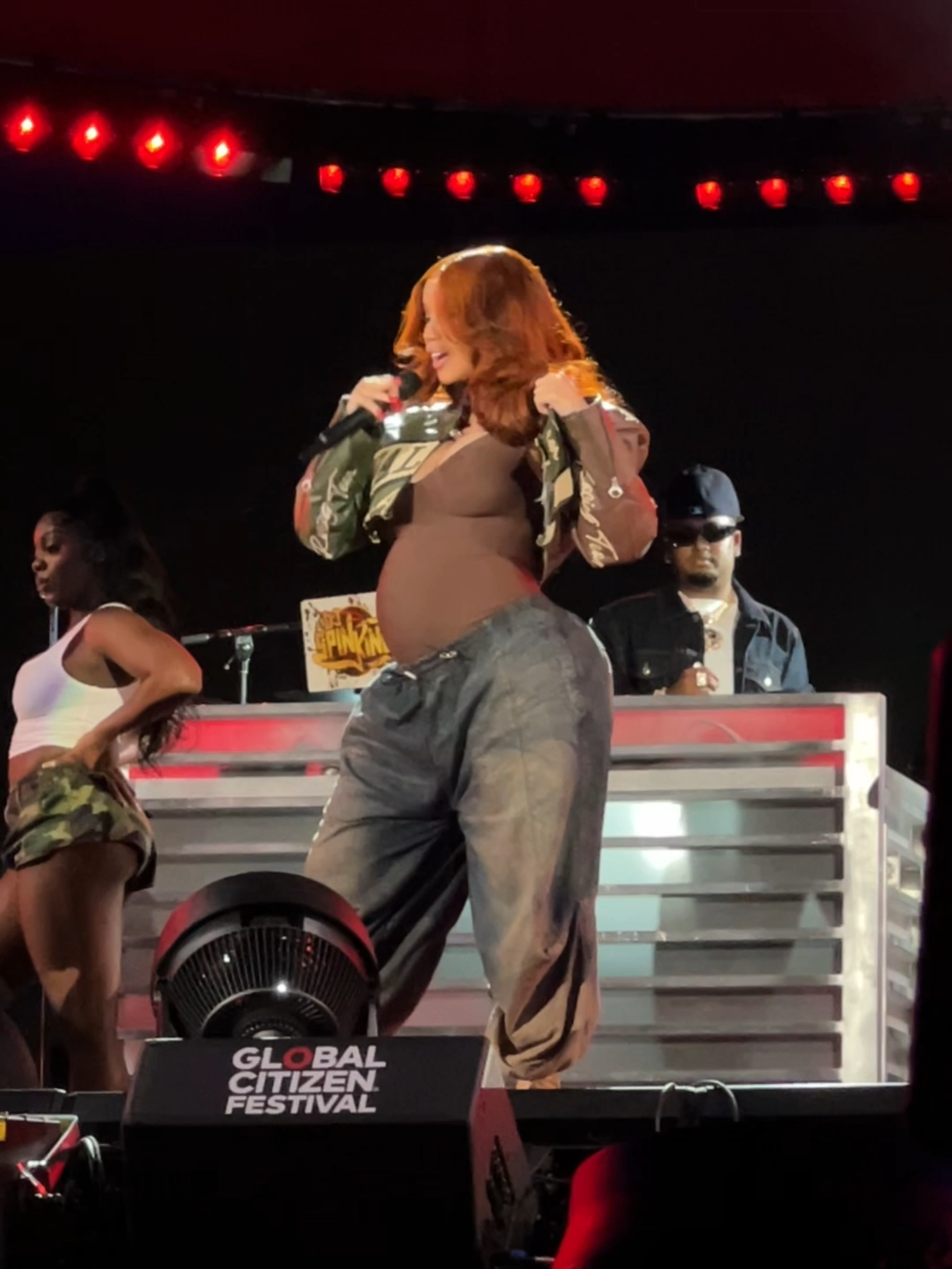 #CardiB always looks good 💅 The rapper showed off her baby bump while performing at #GlobalCitizenFestival