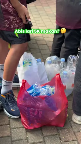 Siapa nih yang suka ikut event lari? Absen dulu! Udah pernah ketemu mesin ini blom? 😉 #RVM #Plasticpay #pelarikulcer #botolplastik #sampahplastik 