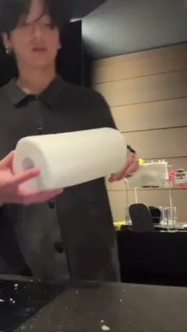 kita usahakan punya cwo seperti jungkook, yg serba bisa dalam hal apapun, jungkook adalah cwo idaman dan tulus, durasi live nya cukup lama dan ngga semua masuk di vidio ini, dan pas ngedit ini kerasa bgt mau tinggal bareng jungkook, mau nyicip masakan nya😭😭🫠 (buat jodoh jk di masa depan, jangan sampai lo sia2in cwo seprti dia!!!🙂‍↕️🙂‍↕️🙂‍↕️) #jungkook #jeonjungkook #weverselive #fyp #fyppppppppppppppppppppppp 